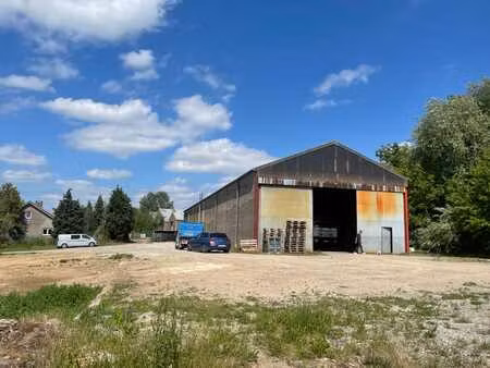 grand entrepôt en bon état