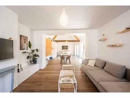 maison polyvalente avec hangar sur un terrain spacieux