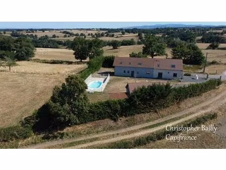 belle longère récemment rénovée  avec de beaux volumes  sur un terrain de 2 hectares