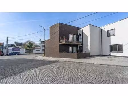 très bel appartement lumineux et récent  3 chambres et parki