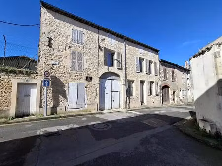 fabuleuse maison de ville avec potentiel commercial à proximité de toutes les commodités