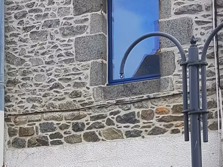 maison de ville en pierre  à 2 pas du port et des commerces.