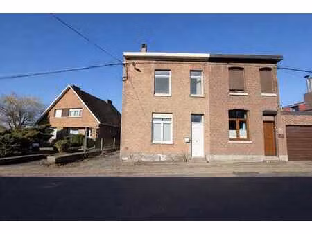 maison - 2ch - rue calme - peu de travaux