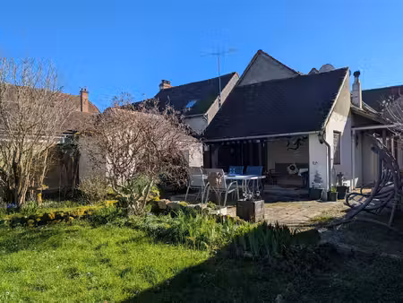 belle maison de village ensoleillée de trois chambres située à lignac (indre)