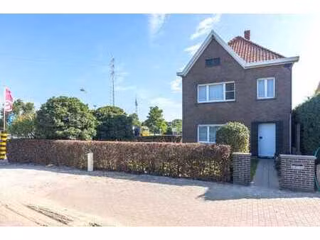 open bebouwing met 4 slaapkamers en 2 garages