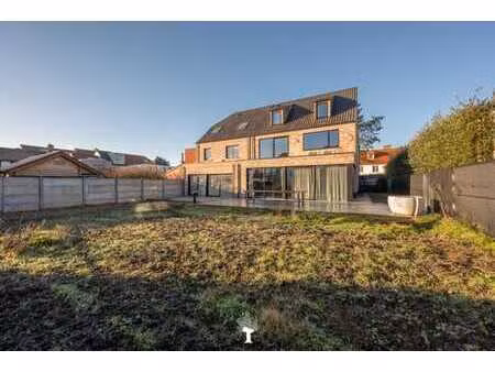 située dans un quartier calme près du