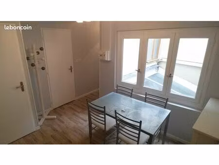 loue t1 bis (36m2) meublé et rénové au 1° étage d'un immeuble de 3 appartements