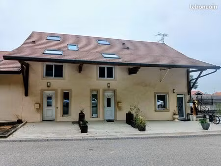 triplex refait à neuf dans ferme + garage