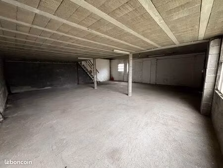 dépôt pour stockage ou garage   300 m²