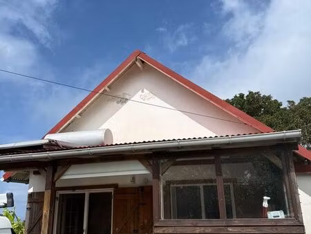 location maison f3. 70 m2 avec terrasse et terrain clôturé. 97130 saint-claude