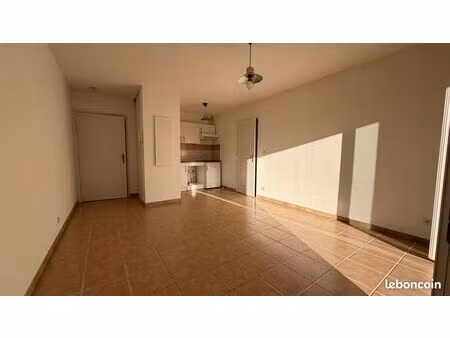 2 pieces lumineux 39 m2 rez de chausse terrasse - lastourelle centre ville