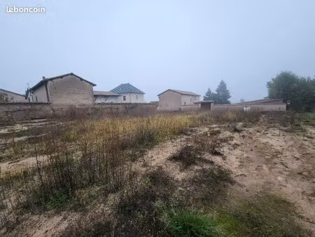 terrain 450 m² lancie