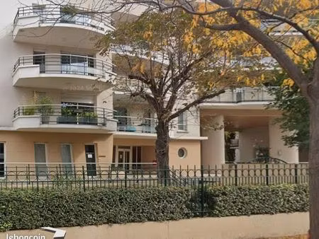 à louer – t2 de 49 m² avec terrasse et box – clermont-ferrand 63100