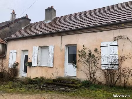 loue petite maison mitoyenne de village 65m2