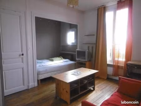 studio paris 13 dans immeuble haussmannien 7-ème et dernier étage sans vis a vis  rue fago