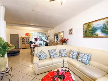 spacieuse maison avec jardin en paliers et fort potentiel