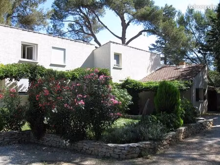p2 meublée en fond d'impasse colline nord