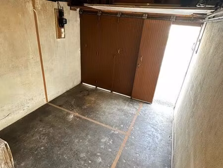 dans garage  emplacement de stockage ou pour 2 roues