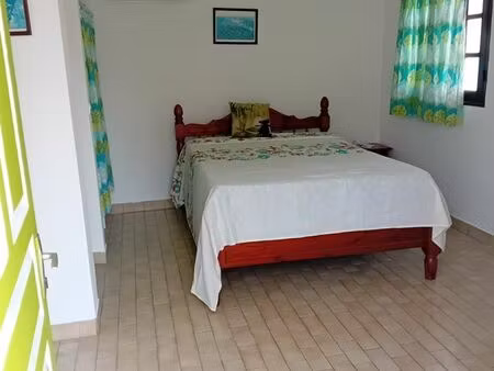 loue un grand studio a goyave