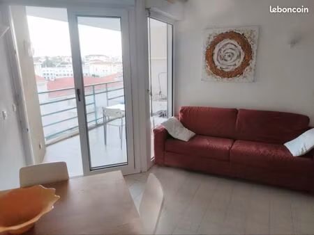 beau f1 meublé avec chambre terrasse parking piscine 100m de la plage