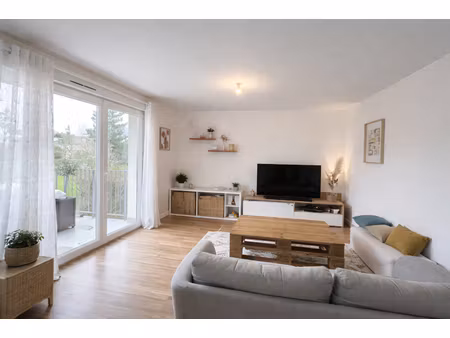 a louer - appartement de type 3 avec terrasse et parking avrillé proche netto