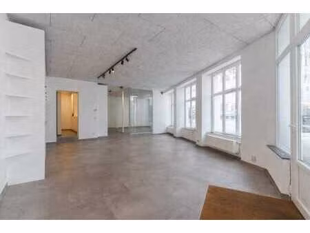 bureau situé dans un emplacement très visible à gand