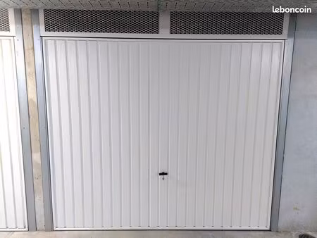 garage fermé 13 5m2 aux 2 lions - libre prochainement - direct propriétaire