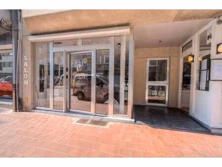 rez-de-chaussée commercial dans une rampe à la hauteur de l