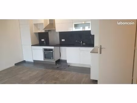 location t3 avec place de parking colombes