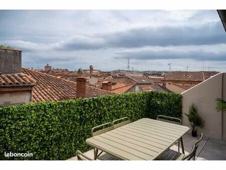 loue rue piétonne t3 meublé de standing 80m² + parking et cave