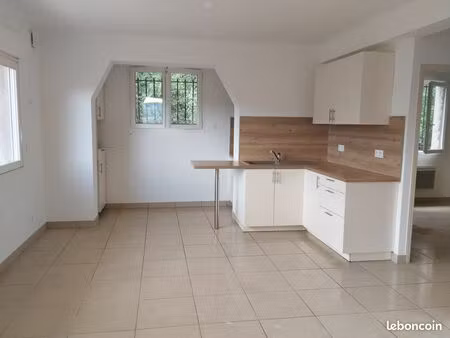 loue t2 calme  rénové  climatisé  avec terrasse et stationnement