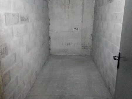 garage/box spécial motos  scooters. un box privé pour le prix d'un parking. très sécurisé.