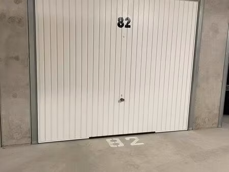 parking box garage - hippodrome - interieur - porte fermée et motorisées et électricité