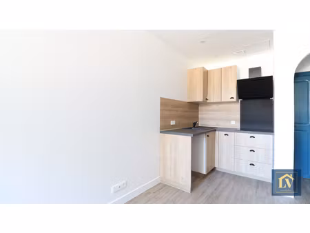 a louer appartement rénové 2 pièces  meublé  au rez de chaussée en centre ville