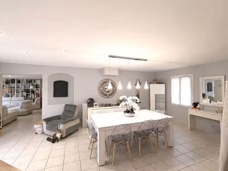 maison contemporaine récente 133 m² grand terrain -piscine -2 garages - au calme - proche 