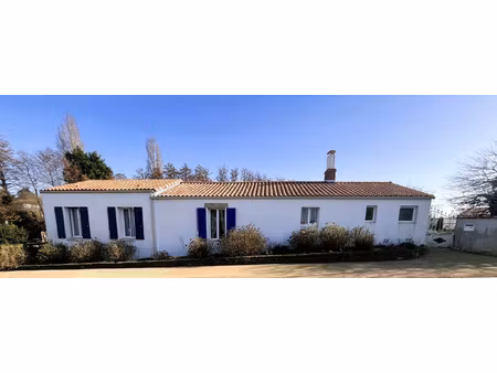 style vendéen  123 m2 habitables et plus de 2 000 m2 de terr