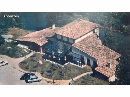 bâtisse 460m2 plus terrain de 1200m2