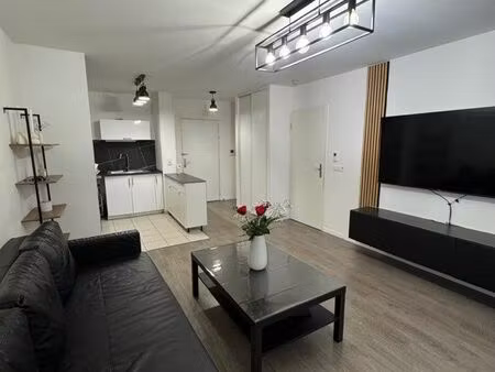 à louer f2 refait à neuf – équipé  jardin  parking sécurisé – 1 080 charges comprises