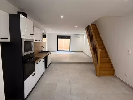 ? maison de ville 82 m² à louer – entièrement rénovée  terrasse privative  proche commodit