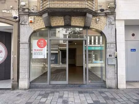 propriété commerciale dans la principale rue commerçante de