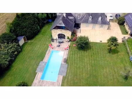 fermette béarnaise avec grange aménagée  piscine et vue pyré