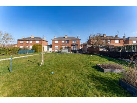 maison semi individuelle dans un village prisé