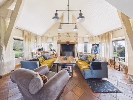 grande maison de caractère et ses trois maisons d'amis