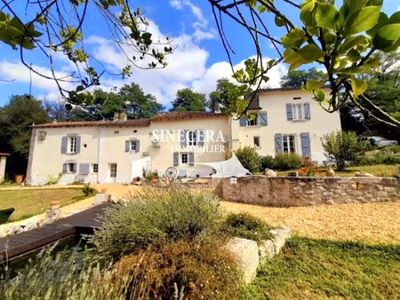 belle maison en pierre avec gîte  située à 2 minutes du centr