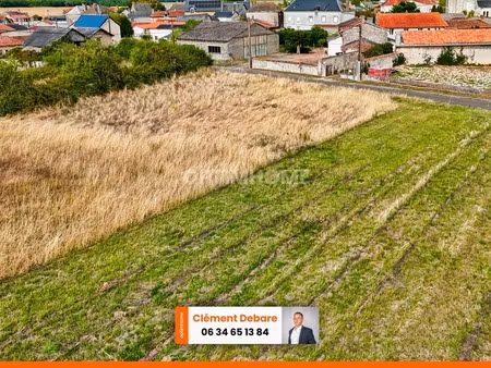 terrain constructible d’environ 2200 m² – à 10 min de loudun