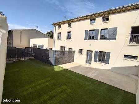 uchaux / loue maison t4 100 m2 / garage avec cour fermée et jardin clos