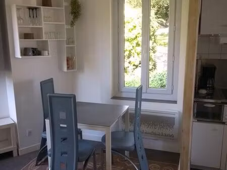 t2 de 27 m²  meublé  calme  lumineux. disponible du 19/04/26 au 30/08/26