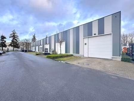 goed geïsoleerde opslagruimte (240m²) met 2 private parke...