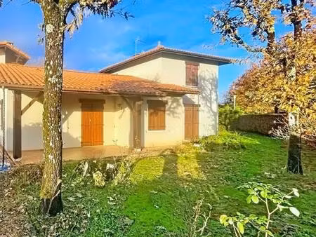 maison située dans un secteur calme proche bassin