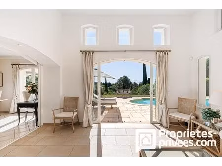 villa de plain-pied avec grand garage et piscine au calme et vue dégagée